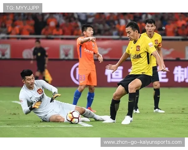 球星夜间与队医讨论恢复策略，敬业态度获广泛好评