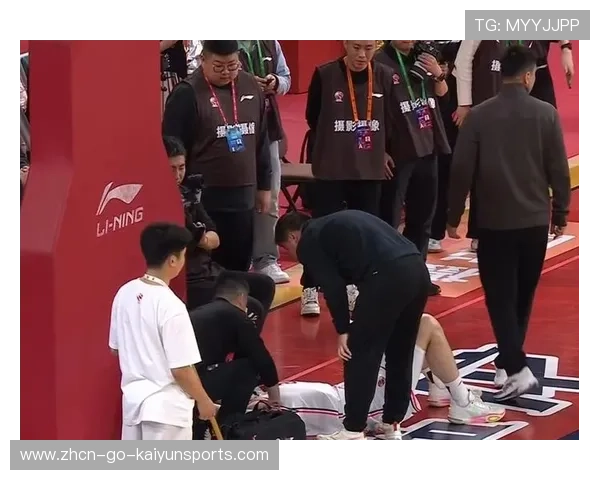 篮球裁判关键判罚哨响，引发赛后风波