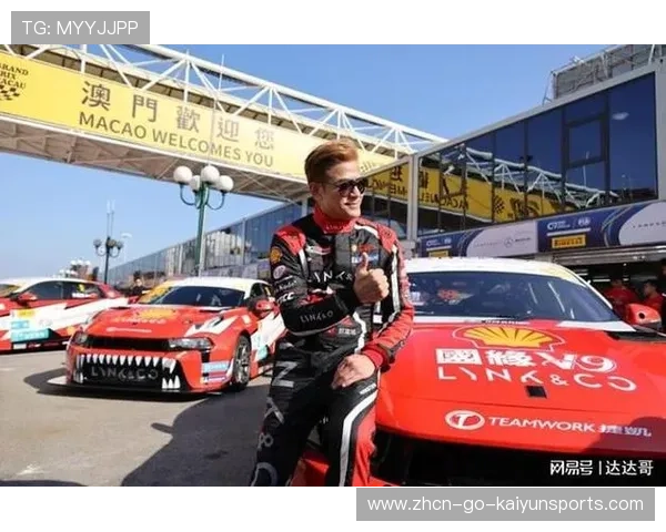 赛车在弯道几乎擦到护栏